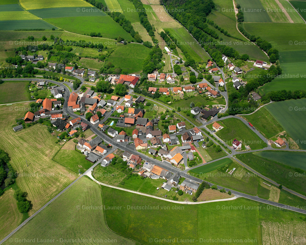 2615561 | NIEDERSTOLL 09.06.2006 Landwirtschaftliche Nutzflächen und Feldgrenzen  umsäumen das Siedlungsgebiet des Dorfes in Niederstoll im Bundesland Hessen, Deutschland // Agricultural land and field boundaries surround the settlement area of the village  in Niederstoll in the state Hesse, Germany Foto: Gerhard Launer