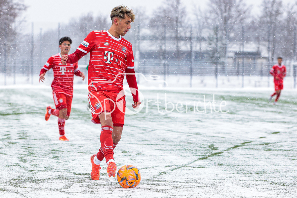 FC Bayern Amateure - VfB Eichstätt | Nick Salihamidzic (FCB #41) am Ball