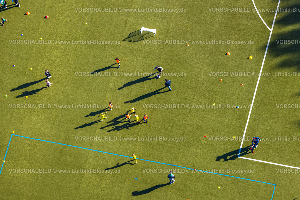 Hamm251001999 | Luftbild, Fußballstadion Sportplatz TuS 1910 Wiesergofen, Jugendliche beim Training, Senkrechtaufnahme und Schattenwurf, Stadtbezirk Pelkum, Hamm, Ruhrgebiet, Nordrhein-Westfalen, Deutschland