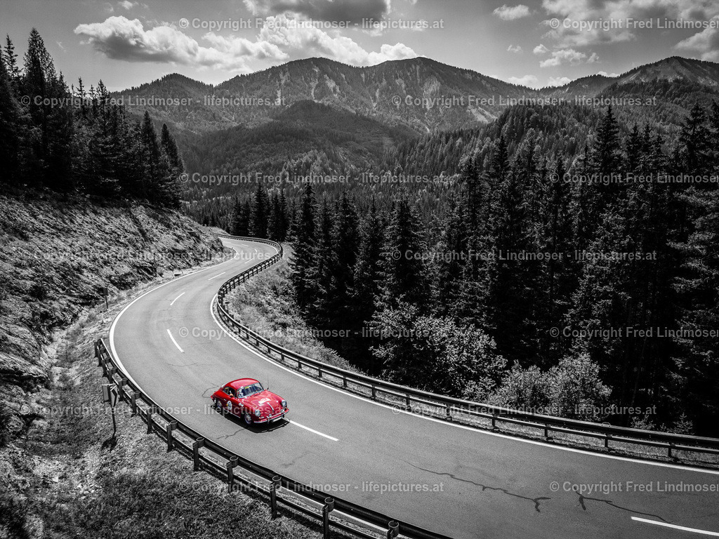 Ennstal Classic Mariazell 22072022--Sw mit rotem Auto | Fotos und Fotoprodukte - Realisiert mit Pictrs.com