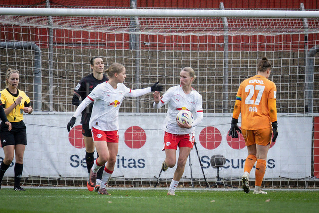 Frauen Fußball-Bundesliga; Bayer 04 Leverkusen - RB Leipzig, 06.12.2025 | Verhaltener Torjubel - Marlene Müller (RB Leipzig, 27) trifft zum 3:1, Friederike Repohl (Bayer 04 Leverkusen, 27) ist geschlagen; Bayer 04 Leverkusen - RB Leipzig an Spieltag 12 der Google Pixel Frauen-Bundesliga am 06.12.2025 im Ulrich-Haberland-Stadion in Leverkusen (Nordrhein-Westfalen). DFL REGULATIONS PROHIBIT ANY USE OF PHOTOGRAPHS AS IMAGE SEQUENCES AND/OR QUASI-VIDEO.