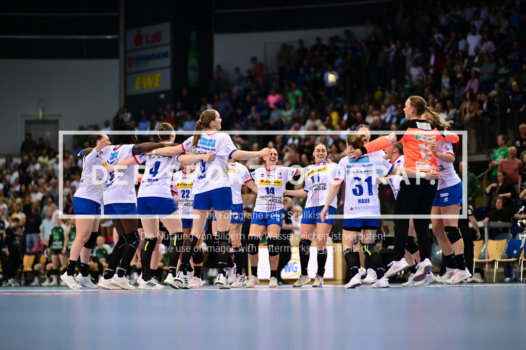 Handball I Frauen I Saison 2024-2025 I 1. HBF I Play-Off I Viertelfinale I VfL Oldenburg - HSG Blomberg-Lippe I 76879 | Jubel, Begeisterung, Enthusiasmus, Euphorie, Freude, Glücksgefühl, Heiterkeit bei: HSG Blomberg-Lippe nach dem Sieg gegen VfL Oldenburg Frauen - Realisiert mit Pictrs.com