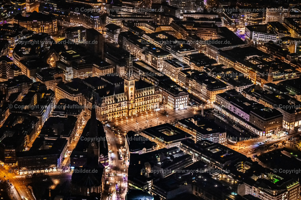 Hamburg_Rathaus_Nachtaufnahme_ELS_6932060325 | HAMBURG 06.03.2025 Nacht- Lichter und Beleuchtung Gebäude des Rathauses der Stadtverwaltung am Marktplatz der Innenstadt in Hamburg, Deutschland. // Night lighting town Hall building of the City Council at the market downtown in Hamburg, Germany. Foto: Martin Elsen