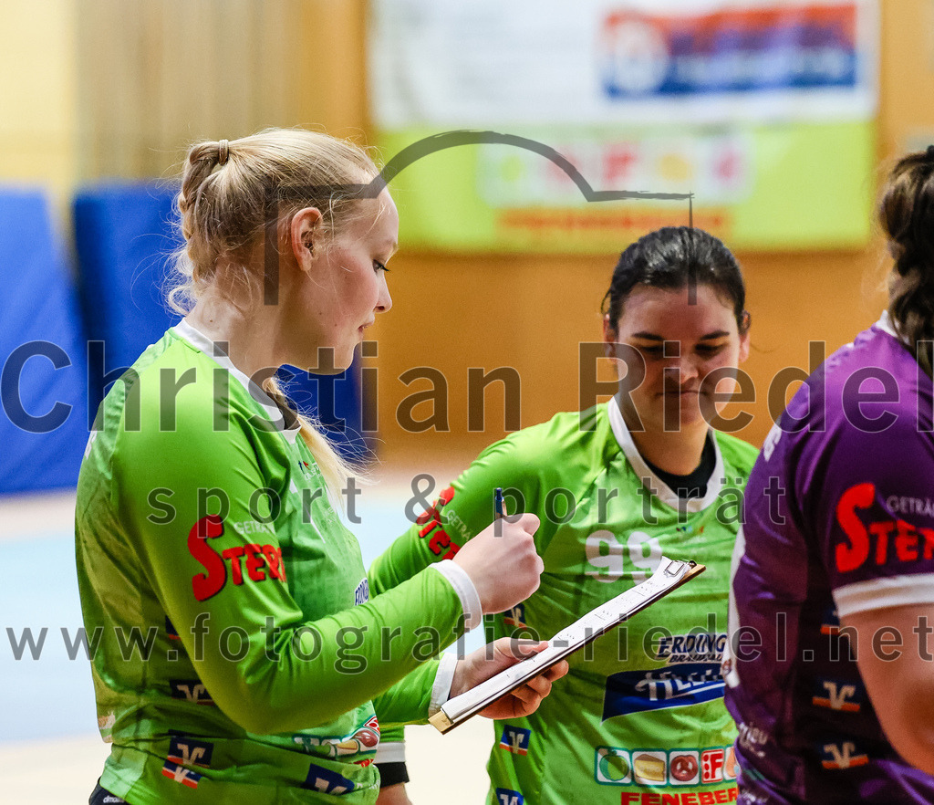 2024-01-27_012_SpVgg_Altenerding_gegen_HSG_Schwab-kirchen | Erding, Deutschland, 27.01.2024:
Handball, Bezirksoberliga Frauen Altbayern 2023 / 2024, 12. Spieltag, SpVgg Altenerding gegen HSG Schwab/kirchen, Endergebnis: 39:28

Torfrau Hanna Obermair (SpVgg Altenerding, #1), Torfrau Anna-Lena Schmitt (SpVgg Altenerding, #99)

Foto: Christian Riedel / fotografie-riedel.net
