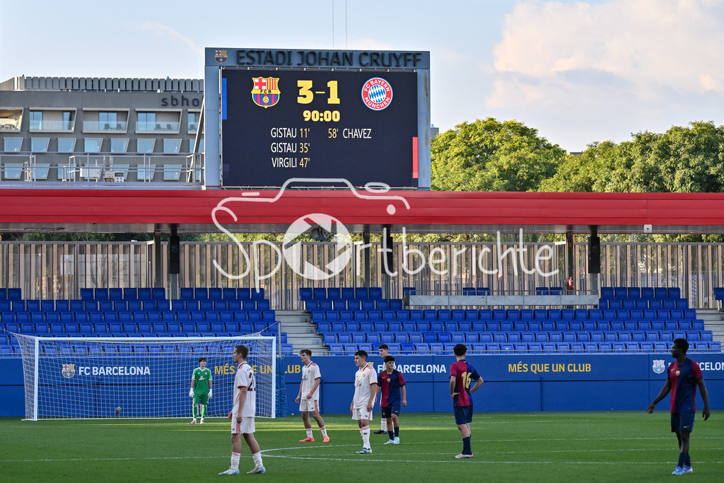 FC Barcelona U19 - FC Bayern München U19 | Die Anzeigentafel mit dem Enstand in Barcelona / Anzeigetafel / Symbolbild / UEFA Youth League: FC Barcelona U19 - FC Bayern München U19, Estadi Johan Cruyff am am 23.10.2024