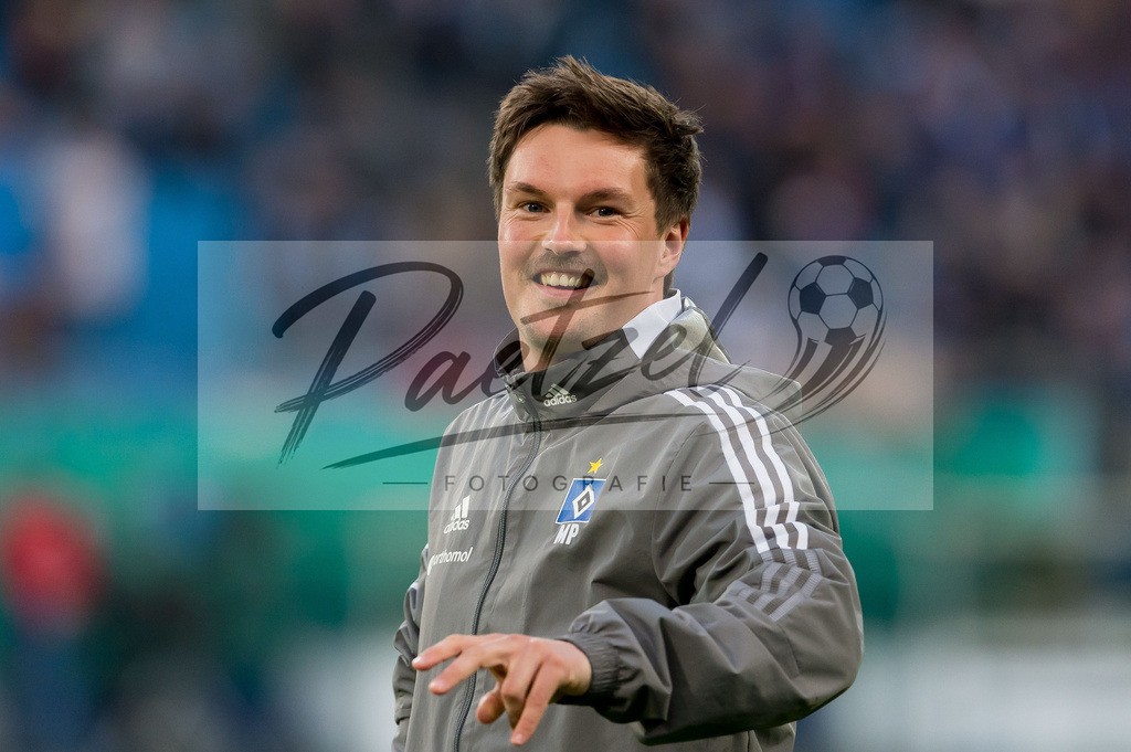 HSVSCF20220419_265 | Fussball, Herren: Co-Trainer Merlin Polzin (Hamburger SV) schaut beim DFB-Pokal-Halbfinalspiel zwischen Hamburger SV und SC Freiburg im Volksparkstadion am 19.04.2022 in Hamburg, Deutschland.DFB / DFL REGULATIONS PROHIBIT ANY USE OF PHOTOGRAPHS AS IMAGE SEQUENCES AND/OR QUASI-VIDEO. - Realisiert mit Pictrs.com