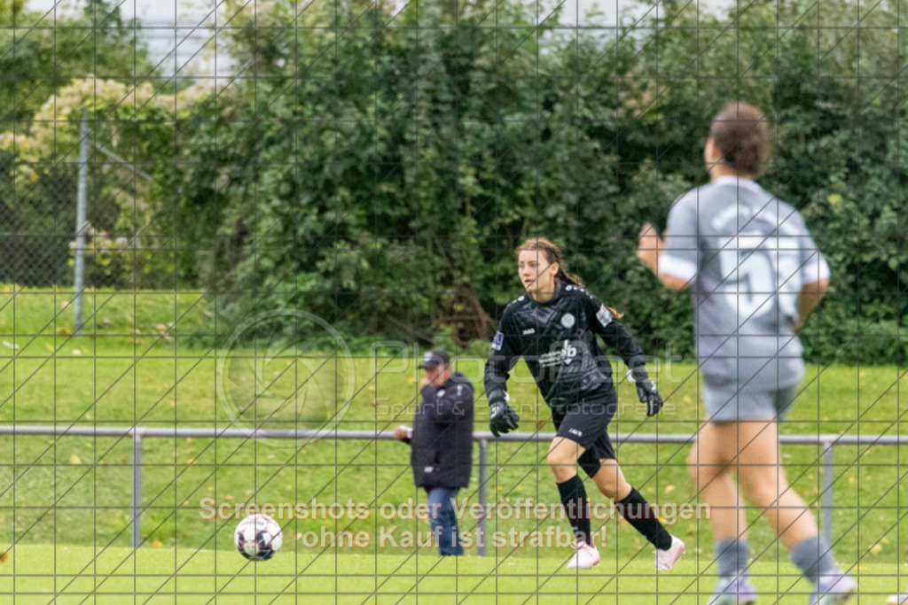 20251004_141737_0178 | #,1.FC Donzdorf (rot) vs. FC Freiburg-St. Georgen (grau), Fussball, EnBW-Oberliga B -Juniorinnen, 04. Spieltag, Saison 2025/2026, Rasenplatz, Lautertal Stadion, Süßener Straße 16, 73072 Donzdorf, 04.10.2025 - 14:00 Uhr,Foto: PhotoPeet-Sportfotografie/Peter Harich