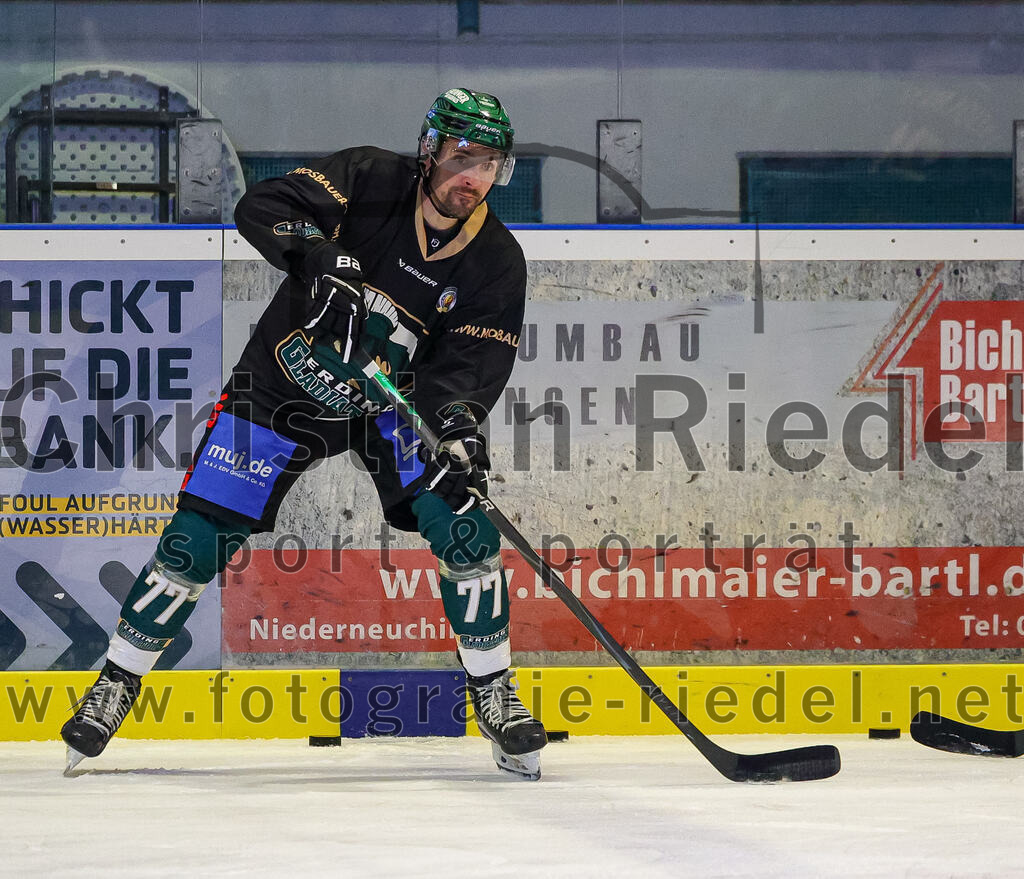 2025-11-16_005_TSV_Erding_gegen_Selber_Woelfe | Erding, Deutschland, 16.11.2025:Eishockey, Oberliga Süd 2025 / 2026, 17. Spieltag, TSV Erding gegen Selber Wölfe, Endergebnis: 3:1Philipp Michl (Erding Gladiators, #77)Foto: Christian Riedel / fotografie-riedel.net