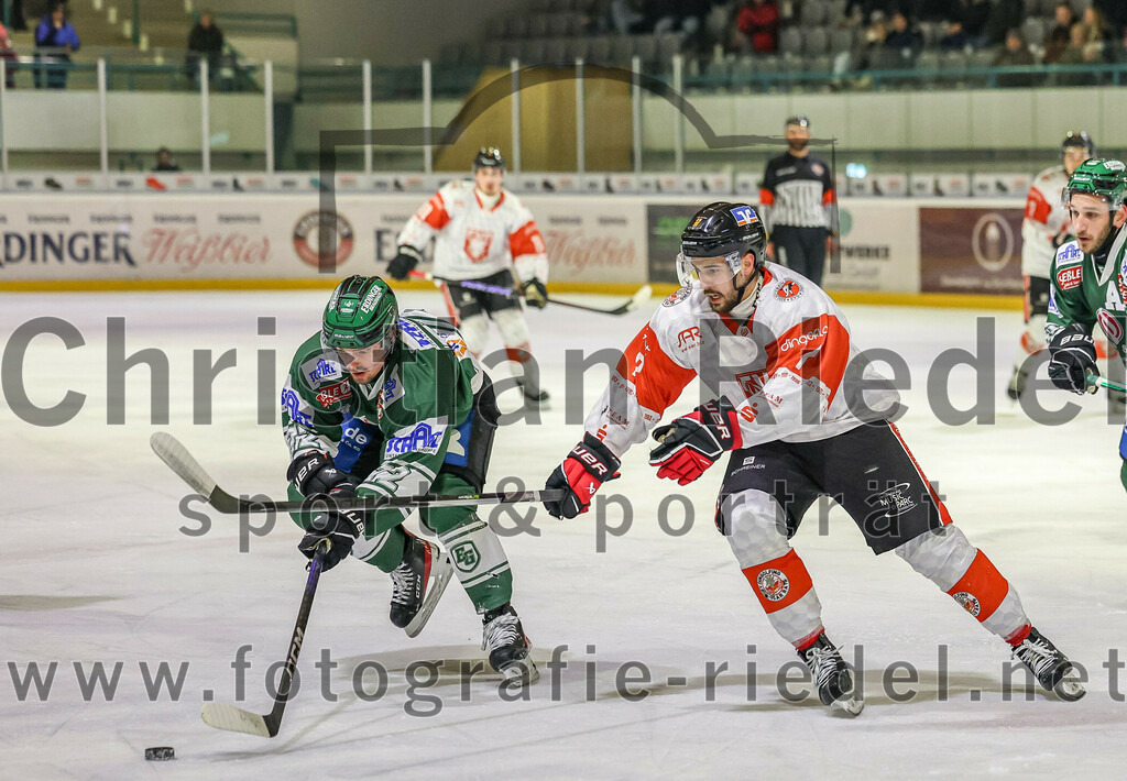 2024-01-12_036_TSV_Erding_gegen_EV_Dingolfing | Erding, Deutschland, 12.01.2024:
Eishockey, Bayernliga Vorrunde 2023 / 2024, 24. Spieltag, TSV Erding gegen EV Dingolfing, Endergebnis: 10:2

Leon Abstreiter (Erding Gladiators, #72), Dominik König (EV Dingolfing, #7)

Foto: Christian Riedel / fotografie-riedel.net