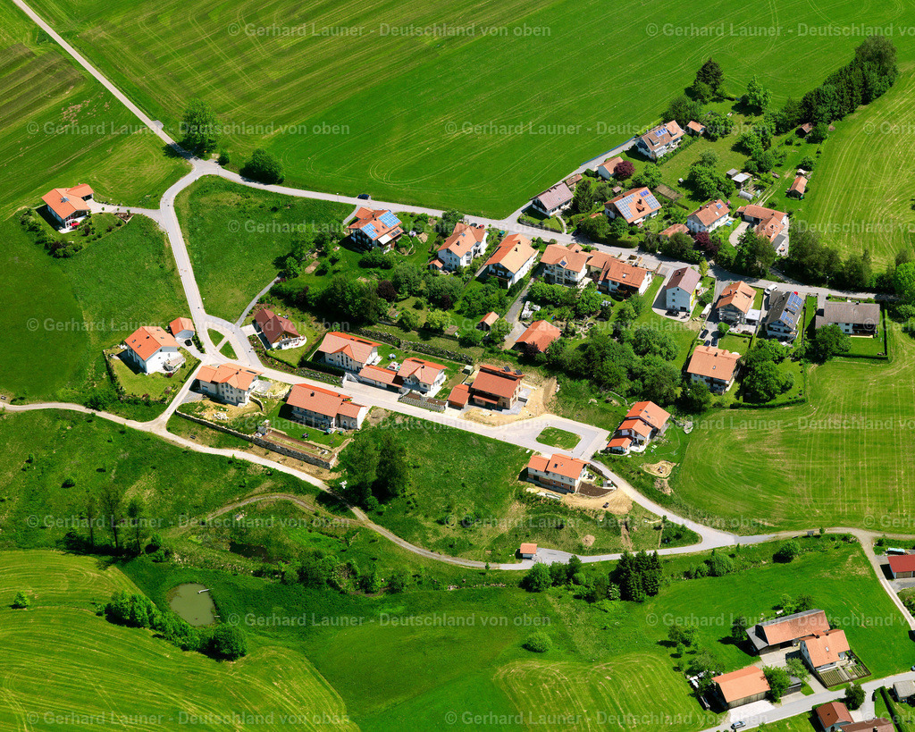 2724124 | SCHIEFWEG 19.05.2007 Landwirtschaftliche Nutzflächen und Feldgrenzen  umsäumen das Siedlungsgebiet des Dorfes in Schiefweg im Bundesland Bayern, Deutschland // Agricultural land and field boundaries surround the settlement area of the village  in Schiefweg in the state Bavaria, Germany Foto: Gerhard Launer