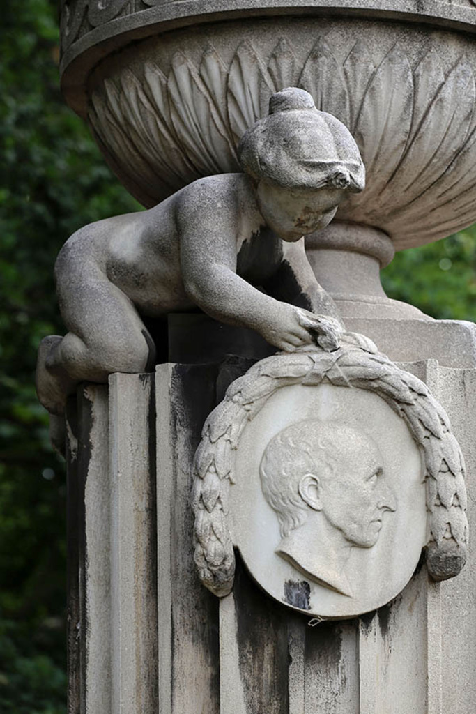 Foto: Leipzig - Gellert-Denkmal | Das Team hinter BILDLEXIKON LEIPZIG bündelt historische wie aktuelle Informationen über die Stadt Leipzig in Text und Bild auf einer Plattform und stellt diese der interessierten Öffentlichkeit zur Verfügung.