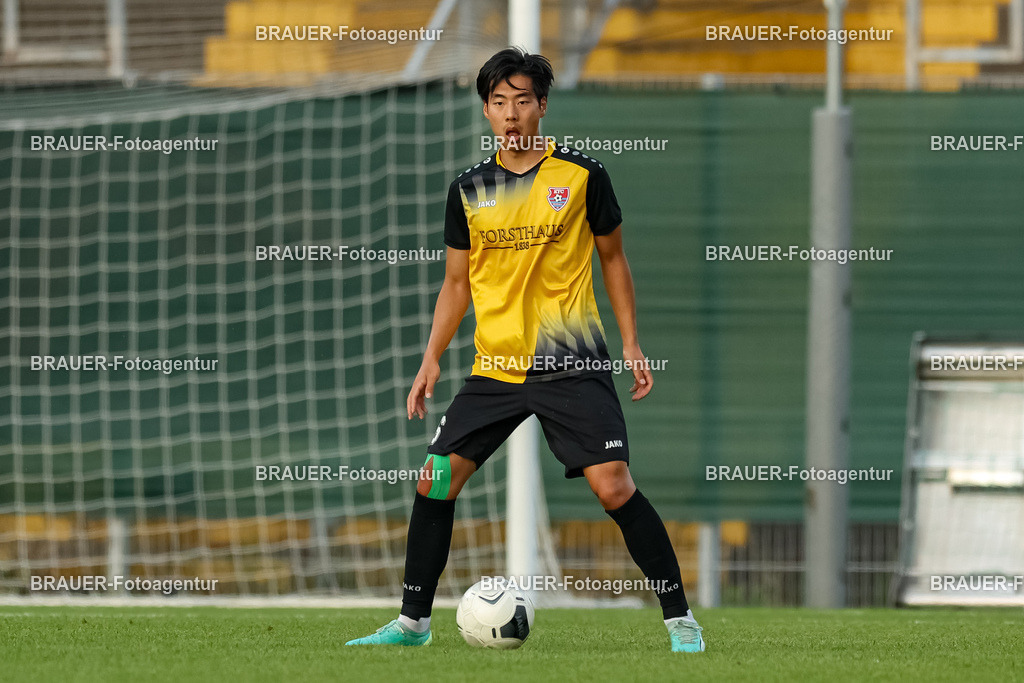 SB_KFCBAU_20250815_3936.JPG -  - KFC Uerdingen - SF Baumberg - Oberliga Niederrhein | Krefeld, Deutschland, 15.08.25: Seongsun You (KFC Uerdingen) in Aktion, am Ball, Einzelaktion während des Oberliga Niederrhein Spiels zwischen KFC Uerdingen - SF Baumberg in der Grotenburg Stadion am 15. August 2025 in Krefeld, Deutschland. (Foto von Stefan Brauer/Brauer-Fotoagentur)