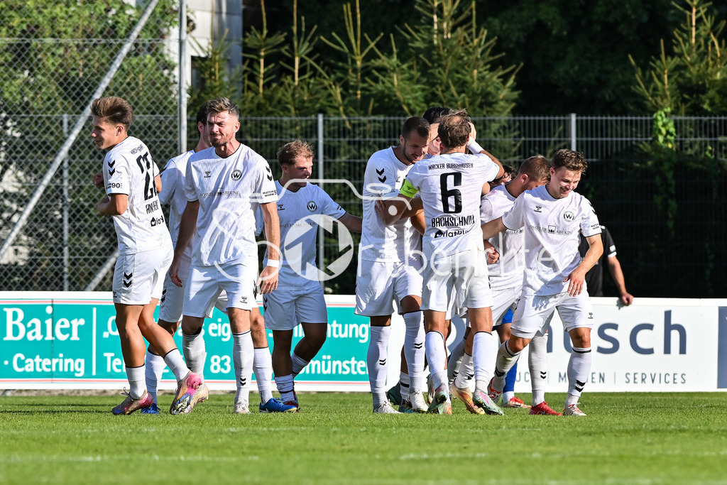 FC Pipinsried - SV Wacker Burghausen | Jubel nach dem Treffer zum 0-1 / Tor / Torschuetze / Freude / Happy / Landespokal Bayern: FC Pipinsried - SV Wacker Burghausen; Küchenstadel-Arena am 26.08.2025 / Noa-Gabriel SIMIC (SV Wacker Burghausen 16)