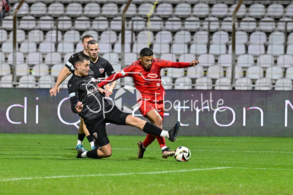 FC Bayern Amateure - TSV Buchbach | im Duell Tobias HEILAND (TSV Buchbach #15) und Emirhan DEMIRCAN (FC Bayern München II #11) / Zweikampf / Regionalliga Bayern: FC Bayern München II - TSV Buchbach, Gruenwalder Stadion am 27.09.2024