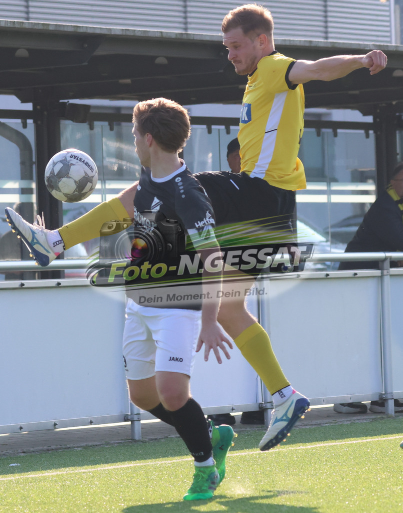 SV Rödinghausen II, FC Kaunitz | Auf dem Bild zu sehen: schwarz SV Rödinghausen II: Fynn Hagen Rausch-Bönki ; gelb FC Kaunitz: Leon Schmidt SV Rödinghausen II, FC Kaunitz, Saison 25/26, Westfalenliga, Deutschland - Realisiert mit Pictrs.com