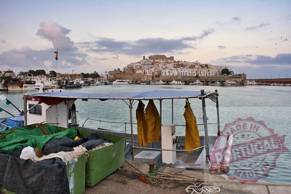 Fishing boat in Peñíscola harbor facing old town | Fishing boat moored in the harbor with Peñíscola old town and Castillo de Papa Luna in the background - Realisiert mit Pictrs.com