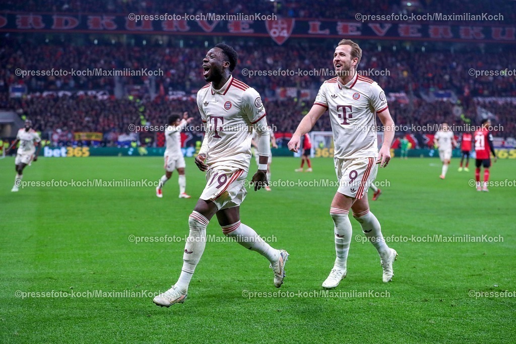 UCL11032501106 | 11.03.2025, Fußball, UEFA Champions League, Bayer 04 Leverkusen - FC Bayern München, Achtelfinale Rückspiel, BayArena, Saison 2024 2025: Torjubel nach dem 2:0 durch Torschütze Alphonso Davies (FC Bayern #19) zusammen mit Harry Kane (FC Bayern #9)DFB regulations prohibit any use of photographs as image sequences and or quasi-video.