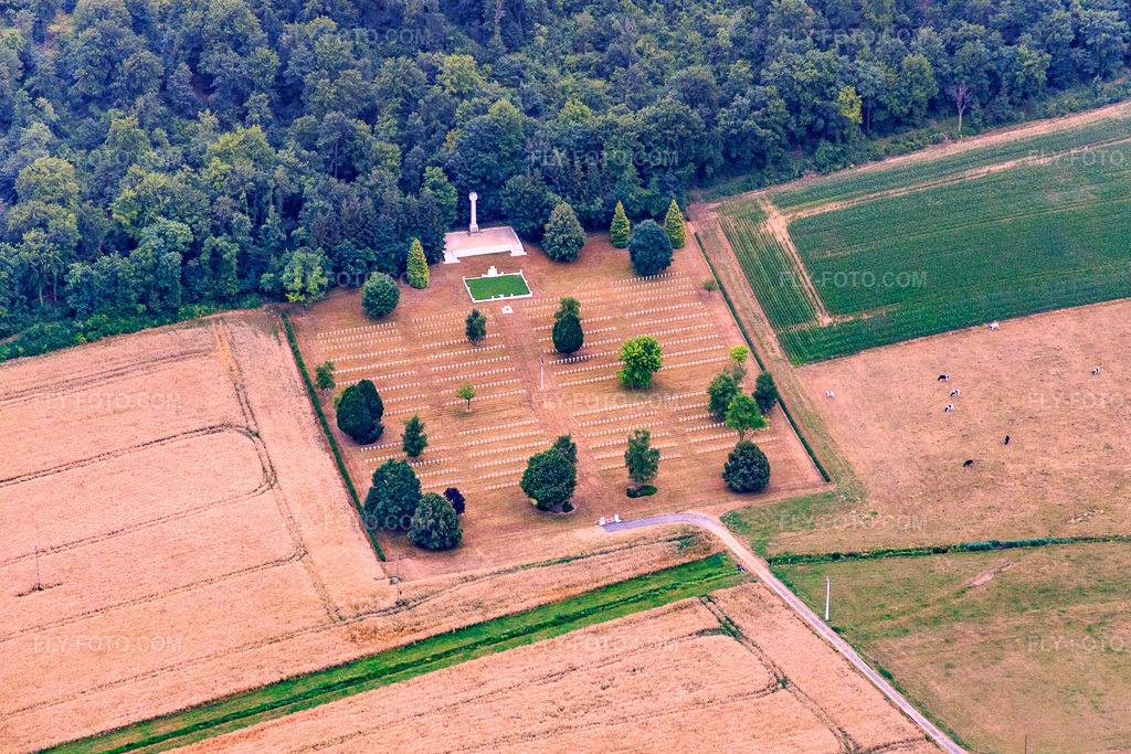 Aerial view: Nécropole Nationale de Marbotte war grave cemetery in Apremont-la-Forêt in the state Meuse, France. – Photo: IMG_083390.jpg taken on 07/12/2015 by Werner Riehm/FLY-FOTO.com – Resolution of the original: 5139 x 3426 px – La nécropole nationale de Marbotte | Chemins de mémoire
