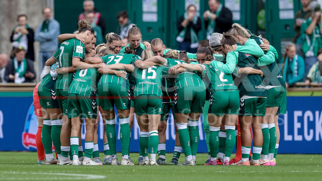 Fussball, Google Pixel Frauen-Bundesliga, SV Werder Bremen - TSG 1899 Hoffenheim | Spielerinnen des SV Werder Bremen schwören sich mit einem Mannschaftskreis ein, Teamkreis, Ansprache, Motivation, DIE DFB-RICHTLINIEN UNTERSAGEN JEGLICHE NUTZUNG VON FOTOS ALS SEQUENZBILDER UND/ODER VIDEOÄHNLICHE FOTOSTRECKEN. DFB REGULATIONS PROHIBIT ANY USE OF PHOTOGRAPHS AS IMAGE SEQUENCES AND/OR QUASI-VIDEO.