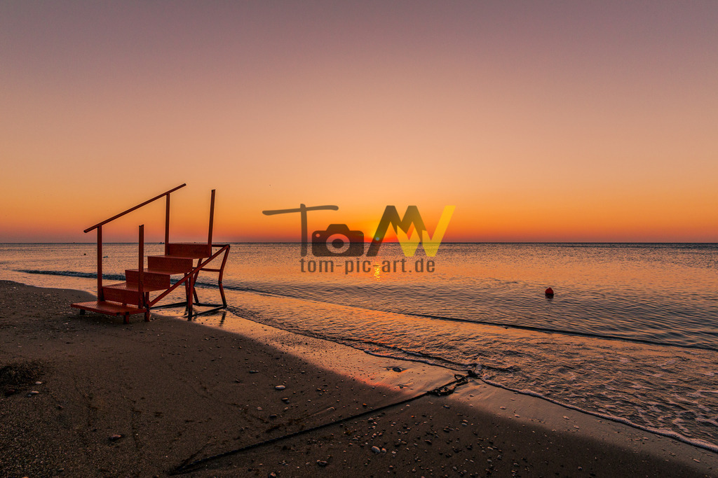 Sonnenaufgang am Strand von Rhodos---Treppe zur Sonne | Eine Treppe in den schönen Sonnenaufgang hinein. Sanfte Wellen plätschern an den Strand von Rhodos. Eine traumhafte Kulisse - Realisiert mit Pictrs.com