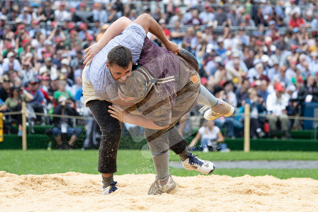 ESAF2025_03Gang_5148 | Die Schwinger des Schwyzer Kantonalen Schwingerverbandes: Fotos, die Dynamik und Leidenschaft festhalten, sowie emotionale Momente aus dem traditionellen Schwingsport zeigen. - Realisiert mit Pictrs.com
