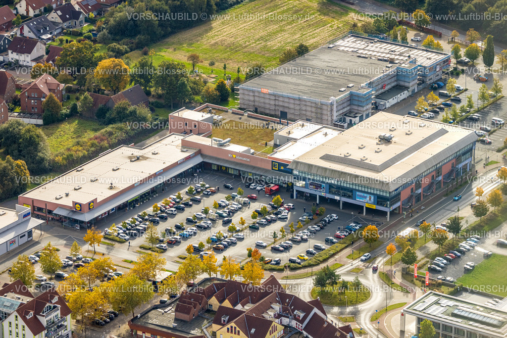 Hamm241014968 | Luftbild, Einkaufszentrum Ostwennemarstraße mit Aldi, Lidl, DM und Edeka Supermarkt, hinten die WESTPRESS arena Eissporthalle Renovierung mit Baugerüst, Parkplätze, Uentrop, Hamm, Ruhrgebiet, Nordrhein-Westfalen, Deutschland