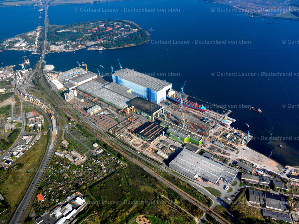 2581116 | STRALSUND 2005Werftgelände der Schiffswerft am Strelasund Ufer im Ortsteil Dänholm in Stralsund im Bundesland Mecklenburg-Vorpommern. Die ehemalige " Volkswerft Stralsund " wird nun geführt von der MV WERFTEN Wismar GmbH . Weiterführende Informationen bei: MV WERFTEN. // Shipyard area of the dockyard in the Strelasund shore in the district Daenholm in Stralsund in the federal state Mecklenburg-West Pomerania. Further information at: MV WERFTEN. Foto: Gerhard Launer