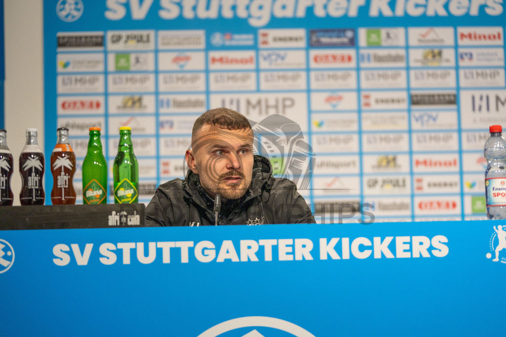 SV Stuttgarter Kickers vs. SGV Freiberg, Fussball, WFV-Pokal, Viertelfinale, 17.03.2026 | Kushtrim Lushtaku (Trainer SGV Freiberg) bei der Pressekonferenz nach der Niederlage,SV Stuttgarter Kickers vs. SGV Freiberg, Fussball, WFV-Pokal, Viertelfinale, 17.03.2026Foto: photosbyphips/Philip Ziegler
