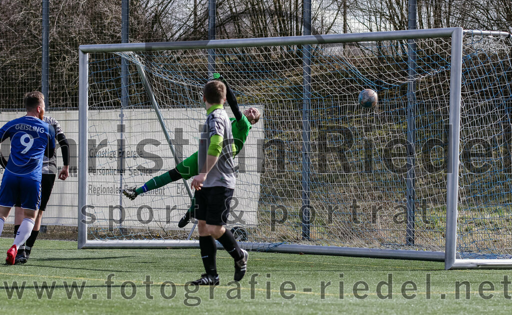 2024-02-24_017_FC_Langengeisling_II_gegen_SG_Reichenkirchen | Erding, Deutschland, 24.02.2024:
Fußball, Kreisklasse 2023 / 2024, Testspiel, FC Langengeisling II gegen SG Reichenkirchen, Endergebnis: 7:1

Sinan Ukshini (FC Langengeisling, #9), Torwart Justin Tauber (SG Reichenkirchen, #27), Andreas Pfanzelt (SG Reichenkirchen, #6)

Foto: Christian Riedel / fotografie-riedel.net