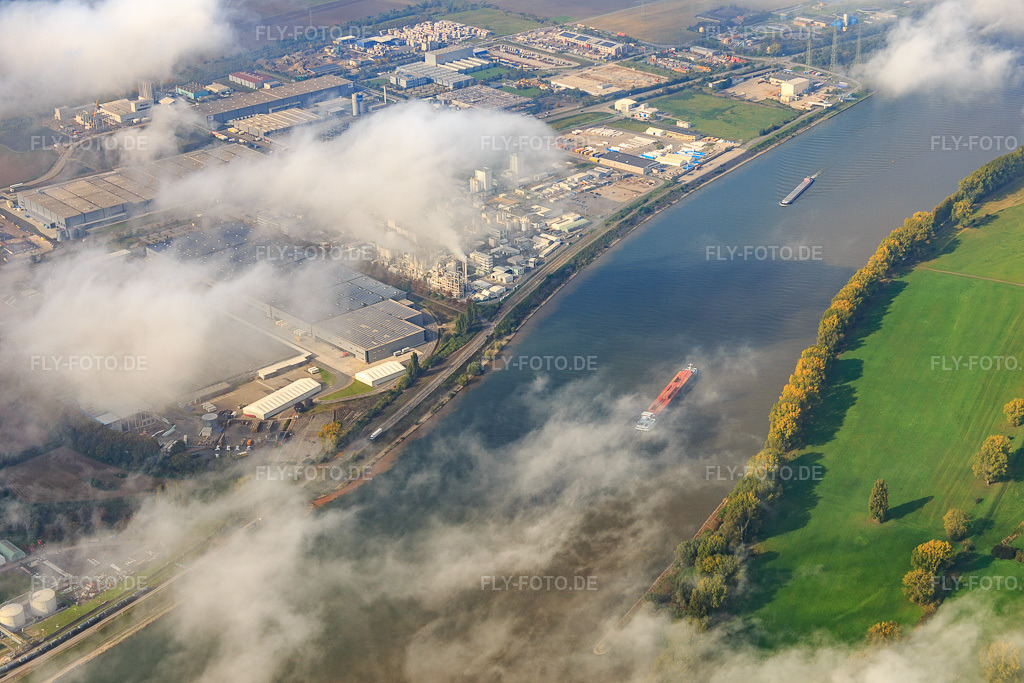 Luftbild: Industriegebiet am Rheinufer unter Wolken aus Südosten in Worms im Bundesland Rheinland-Pfalz in Deutschland. Foto: IMG_074799.jpg vom 18.10.2014 durch Werner Riehm/FLY-FOTO.deAuflösung des Originals: 5472 x 3648 px