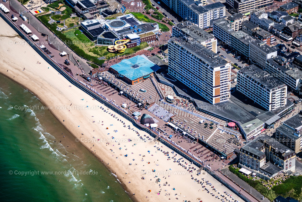 Sylt_Westerland_Promenade_Neüs_Kurzentrum_ELS_0642210625 | SYLT 13.06.2025 Hochhaus- Gebäude der Hotelanlage und des Congress Centrum am Sandstrand an der Friedrichstraße in Sylt Nordsee - Insel im Bundesland Schleswig-Holstein, Deutschland. Weiterführende Informationen bei: Hotel Roth, Hayo Feikes & Co.,  Insel Sylt Tourismus-Service GmbH. // High-rise building of the hotel complex and the Congress Center on the sandy beach at Friedrichstrasse in Sylt, North Sea island in the federal state of Schleswig-Holstein, Germany. Further information at: Hotel Roth, Hayo Feikes & Co.,  Insel Sylt Tourismus-Service GmbH. Foto: Martin Elsen