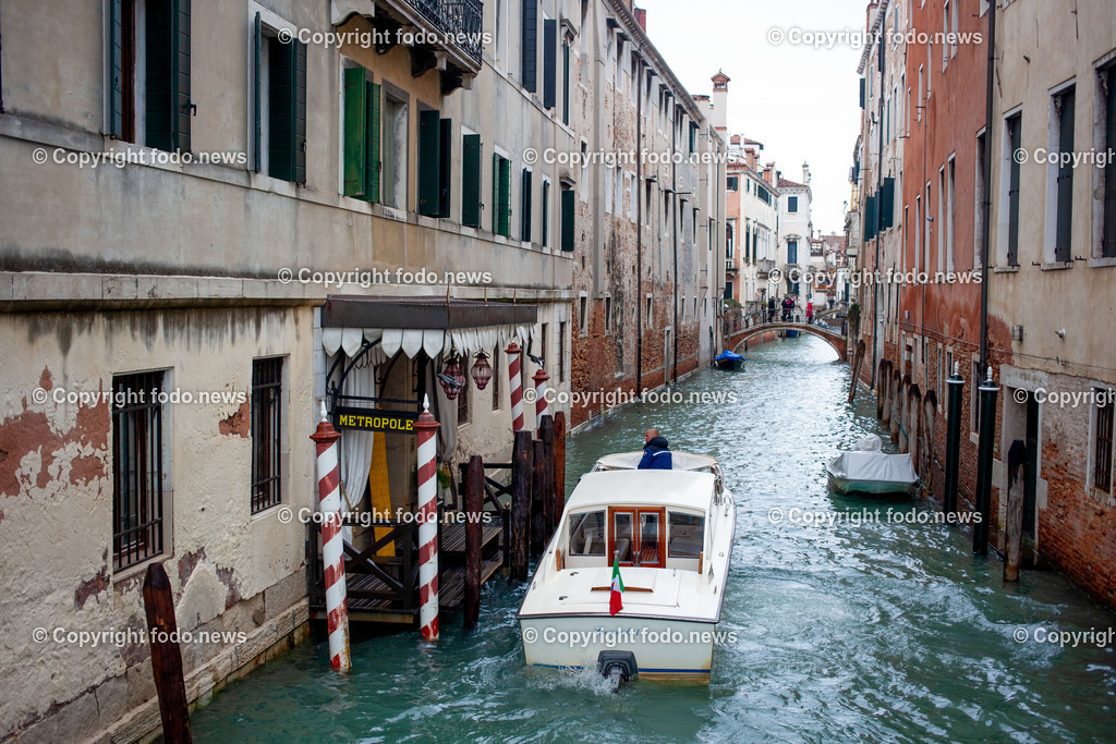 Venedig_ Stadtansichten_ Karneval_ 12.02.2024-11 | 12.02.2024, Italien, ITA, Venetien, Venedig, im Bild Venedig, Stadtansichten, Touristen, Reisefeature, Karneval, Masken, maskiert, venezianisch, Reise, Venedig, Venezia, Venetien, Stadtansicht, Campanile, Canale Grande, Markusplatz, Markuskirche, Touristen, Gondel, Gondolere, Faehre, Motorboot, Wassertaxi, Vaporetto, Adria, Lagune, Pfahlbauten, Bruecke, Rialtobruecke, La Gondola, Dogenpalast, Italien, Hochwasser, Creativ, Kreativ