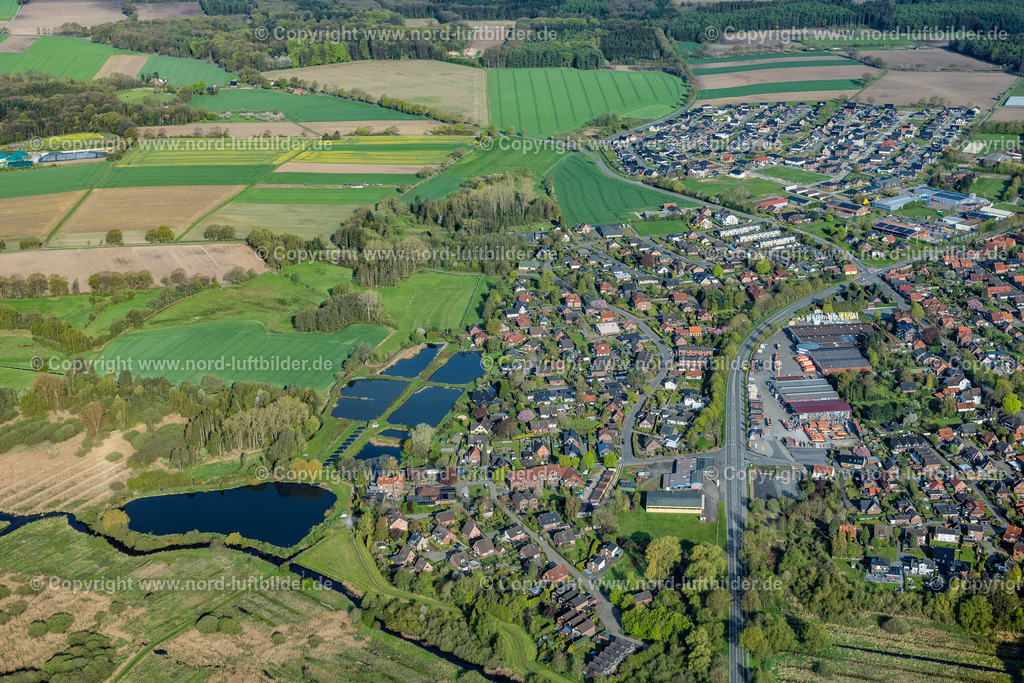 Horneburg_ELS_4815010523 | HORNEBURG 01.05.2023 Ortsansicht der Straßen und Häuser der Wohngebiete in Horneburg im Bundesland Niedersachsen, Deutschland. // Town View of the streets and houses of the residential areas in Horneburg in the state Lower Saxony, Germany. Foto: Martin Elsen
