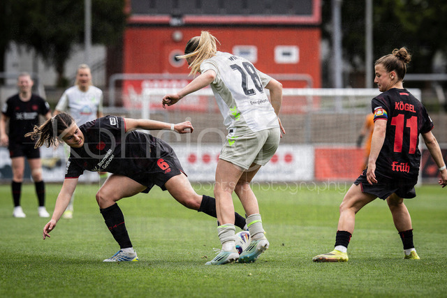 Frauen Fußball-Bundesliga; Bayer 04 Leverkusen - Werder Bremen, 17.05.2026 | LEVERKUSEN, 17.05.2026 - Katharina Piljic (Bayer 04 Leverkusen, 6), Juliane Wirtz (Werder Bremen, 28), Kristin Kögel (Bayer 04 Leverkusen, 11) während der Begegnung Bayer 04 Leverkusen - Werder Bremen an Spieltag 26 der Google Pixel Frauen-Bundesliga am 17.05.2026 im Ulrich-Haberland-Stadion in Leverkusen (Nordrhein-Westfalen). DFL REGULATIONS PROHIBIT ANY USE OF PHOTOGRAPHS AS IMAGE SEQUENCES AND/OR QUASI-VIDEO.