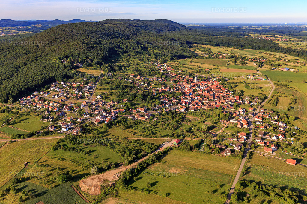 Luftbild: Ortsansicht von Südwesten in Gœrsdorf im Bundesland Bas-Rhin in Frankreich. – Foto: IMG_100797.jpg vom 08.06.2017 durch Werner Riehm/FLY-FOTO.de – Auflösung des Originals: 5387 x 3592 px