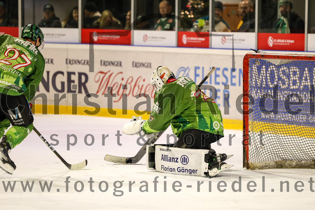 2023-12-26_063_TSV_Erding_gegen_ERV_Schweinfurt | Erding, Deutschland, 26.12.2023:
Eishockey, Bayernliga Vorrunde 2023 / 2024, 20. Spieltag, TSV Erding gegen ERV Schweinfurt, Endergebnis: 9:3

Mark Waldhausen (Erding Gladiators, #27), Torwart Matthias Kipfelsberger (Erding Gladiators, #30)

Foto: Christian Riedel / fotografie-riedel.net
