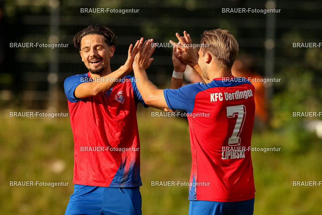 1_KFCWAT_20250723_0315.JPG -  - KFC Uerdingen - SG Wattenscheid 09 - Testspiel | Krefeld, Deutschland, 23.07.25: Alexander Lipinski (KFC Uerdingen) Torjubel, jubelt mit seiner Mannschaft nach dem Treffer zum 3:3 waehrend des Testspiel Spiels zwischen KFC Uerdingen - SG Wattenscheid 09 in der Covestro Sportpark am 23. July 2025 in Krefeld, Deutschland. (Foto von Stefan Brauer/Brauer-Fotoagentur)