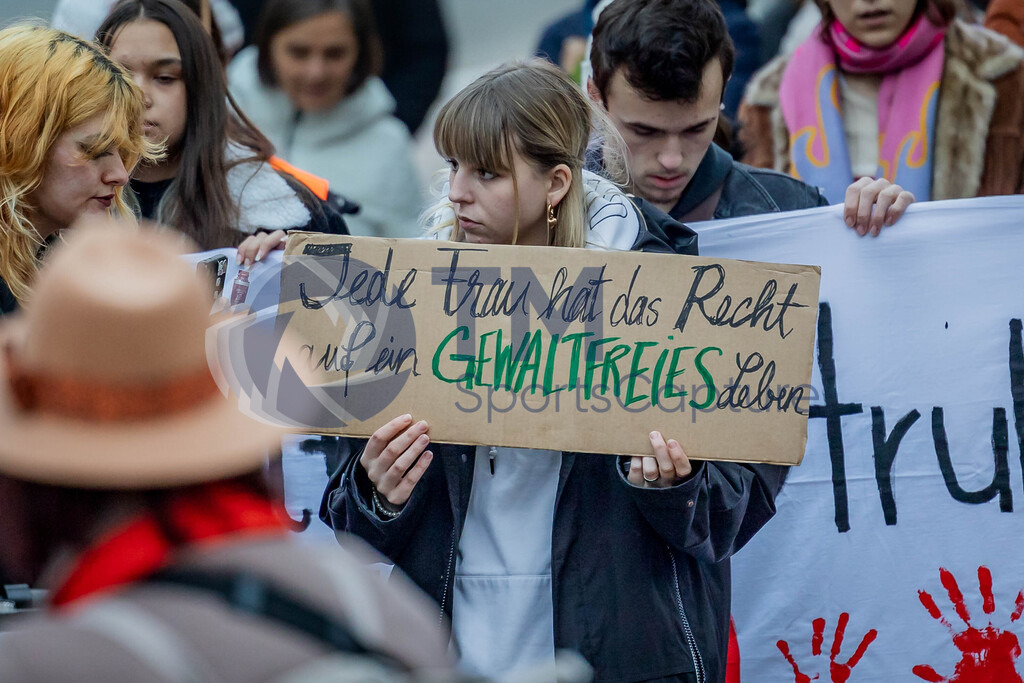 R06_2647 | 29.NOV.24-Protestmarsch gegen Gewalt-Copyright: Katholische Kirche Kärnten/Denk Dich Neu/Trainproduction/Matthias Trinkl