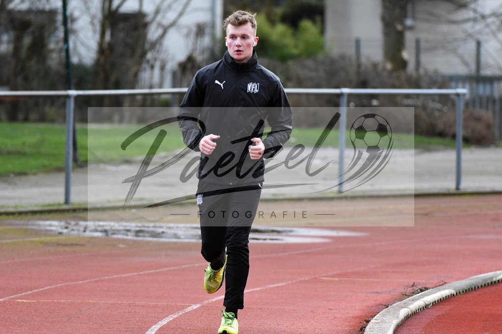 20200225_TRAOSN_0061 | Fussball, Herren: Torhueter Tom Planitz (VfL Osnabrueck) schaut waehrend der Trainingseinheit des VfL Osnabrueck im Sportpark Illoshoehe am 25.02.2020 in Osnabrueck, Deutschland. - Realisiert mit Pictrs.com