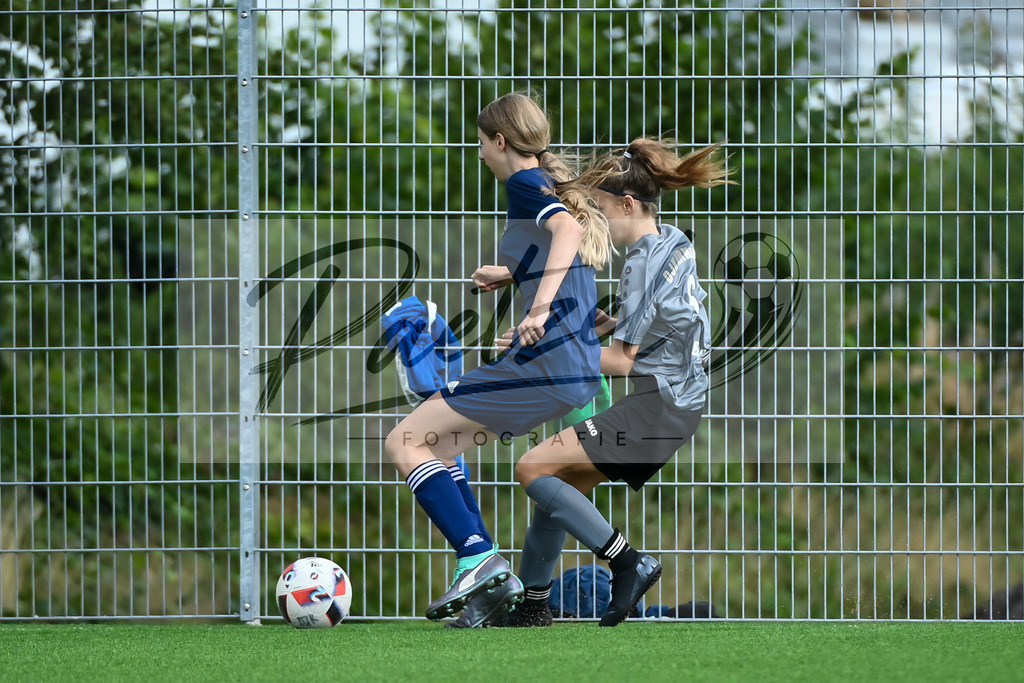 IBBGRE20200829_0001 | Fussball, C-Juniorinnen:   beim Testspiel zwischen DJK Arminia Ibbenbueren und TSG 07 Burg Gretesch im Sportzentrum Schierloh am 29.08.2020 in Ibbenbueren, Deutschland. - Realisiert mit Pictrs.com
