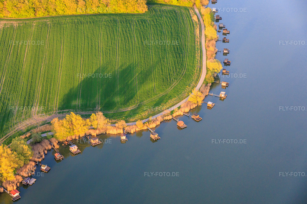 Luftbild: Stege mit Anglerhütten umsäumen das Ufer des Sees Etang du Welschhof in Puttelange-aux-Lacs im Bundesland Moselle in Frankreich.Foto: IMG_154806.jpg vom 17.04.2026 durch Werner Riehm/FLY-FOTO.deAuflösung des Originals: 6000 x 4000 px