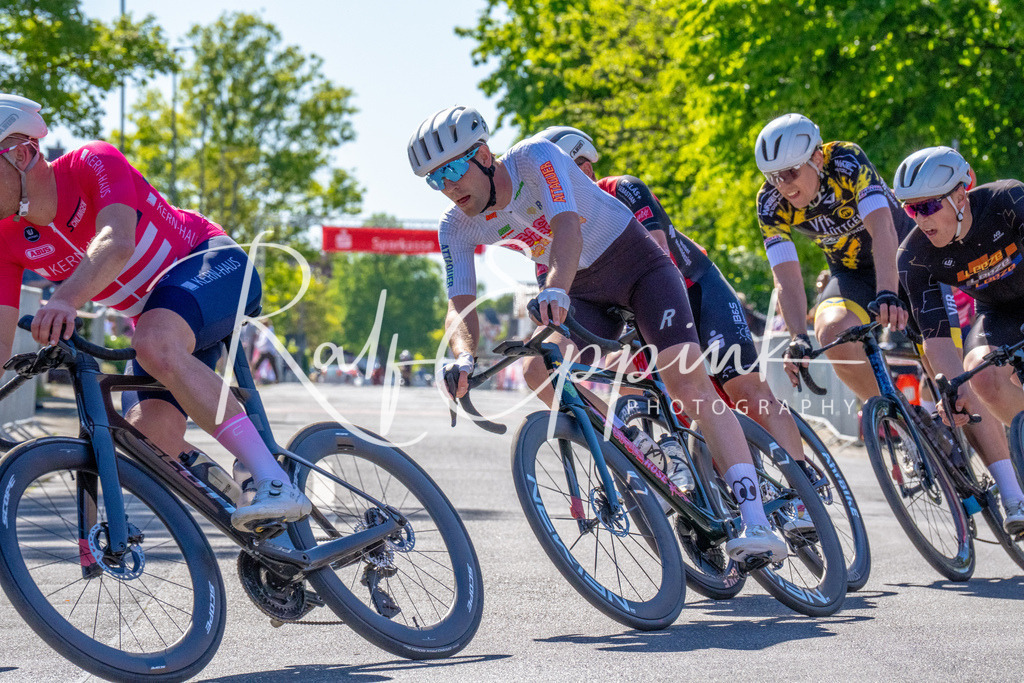 Spurt in den Mai 2026 - Großer Preis der Sparkasse Neuss | Annual one-day road cycling race "Großer Preis der Sparkasse Neuss" held in Büttgen, Germany, organized by VfR Büttgen 1912 e.V. The event features multiple races across all age categories from U11 youth to Elite men. - Realisiert mit Pictrs.com