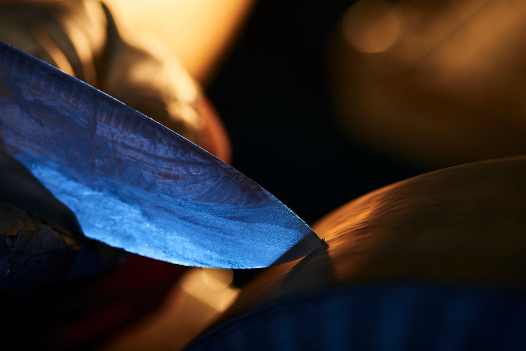 Detail des Messers beim Feinschliff | Wien, Austria - December 03, 2018: Messerkönig; Detail des Messers beim Feinschliff. - Realisiert mit Pictrs.com