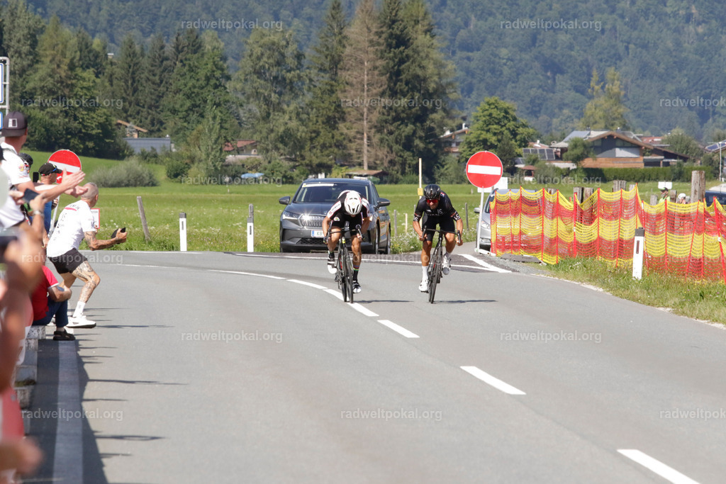1099_20230817_Bewerb_Maenner_Muehlanger | AUT - OESTERREICH, 2023-08-16: SPORT RENNRAD-FAHREN - 55. INTERNATIONALER RADWELTPOKAL IN ST. JOHANN IN TIROL  - Vintage-Radrennen mit WM-Bronze-Medaillen-Siegerin Christina Schweinberger, den Teilnehmer und Alexander Baumann (vom Orginastions-Team) - TAG 2 BEWERB MAENNER IN SECHS GRUPPEN  ; Foto: Roland Muehlanger
