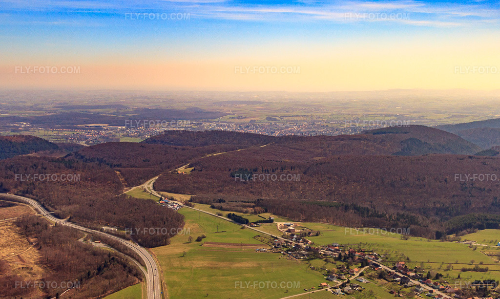 Aerial view: Route of the A4 towards O in Danne-et-Quatre-Vents in the state Moselle, France. – Photo: IMG_38528.jpg taken on 03/20/2011 by Werner Riehm/FLY-FOTO.com – Resolution of the original: 4384 x 2621 px