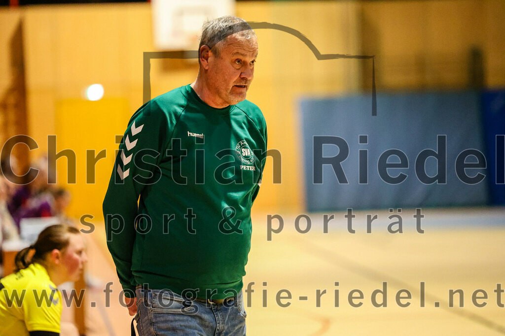 2024-02-10_088_SpVgg_Altenerding_gegen_SVA_Palzing | Erding, Deutschland, 10.02.2024:
Handball, Bezirksoberliga Frauen Altbayern 2023 / 2024, 14. Spieltag, SpVgg Altenerding gegen SVA Palzing, Endergebnis: 27:28

Trainer Peter Mesiarik (SVA Palzing)

Foto: Christian Riedel / fotografie-riedel.net