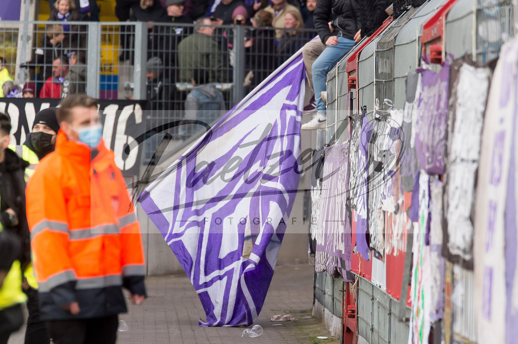 OSNTSV20211106_158 | Fussball, Herren: . Fans von VfL Osnabrueck bei dem Spiel der 3. Liga zwischen VfL Osnabrueck und TSV 1860 Muenchen im Stadion an der Bremer Bruecke am 06.11.2021 in Osnanbrueck, Deutschland.DFB / DFL REGULATIONS PROHIBIT ANY USE OF PHOTOGRAPHS AS IMAGE SEQUENCES AND/OR QUASI-VIDEO. - Realisiert mit Pictrs.com