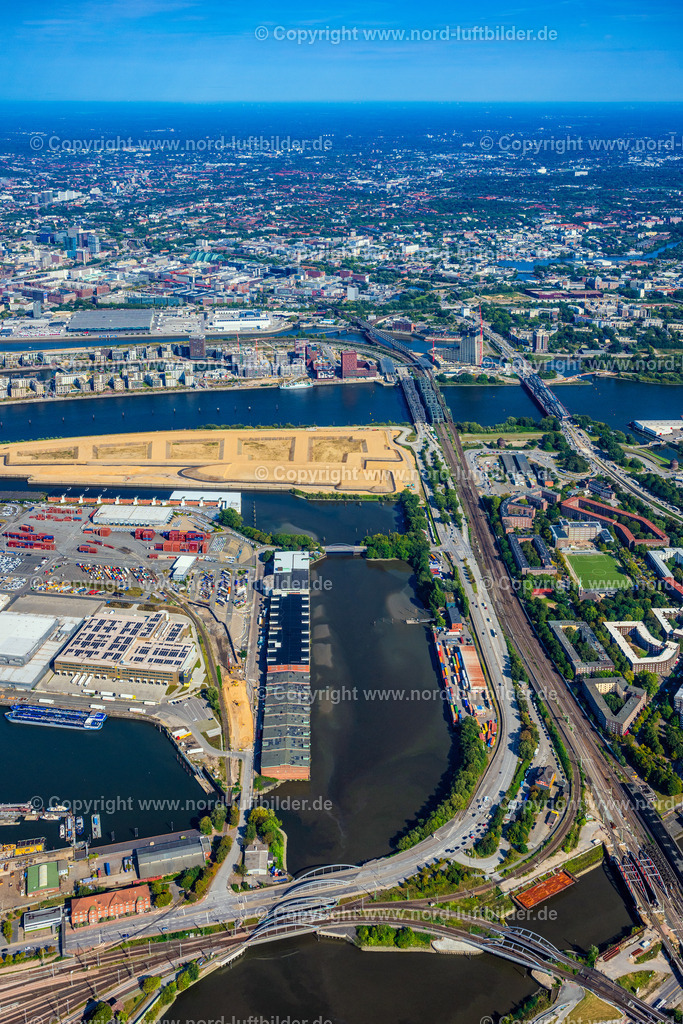 Hamburg_Kleiner_Grasbrook_Veddel_Elbbrücken_ELS_8482200925 | HAMBURG 20.09.2025 Abriß- und Erdarbeiten auf dem Gelände der ehemaligen Logistikzentrum- Ruine Überseezentrum am Schuhmacherwerder - Moldauhafen im Ortsteil Kleiner Grasbrook in Hamburg, Deutschland. Weiterführende Informationen bei: EGGERS Tiefbau GmbH,  HPA Hamburg Port Authority. // Demolition work on the site of the former logistics center ruin Ueberseezentrum on Schuhmacherwerder - Moldauhafen in the district Kleiner Grasbrook in Hamburg, Germany. Further information at: EGGERS Tiefbau GmbH,  HPA Hamburg Port Authority. Foto: Martin Elsen