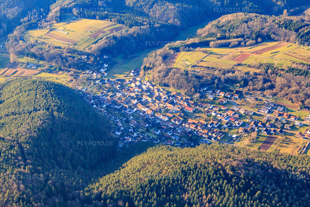 Luftbild: Dorf im Pfälzerwald im Winter aus Osten in Vorderweidenthal im Bundesland Rheinland-Pfalz in Deutschland. Foto: IMG_61885.jpg vom 28.01.2014 durch Werner Riehm/FLY-FOTO.de