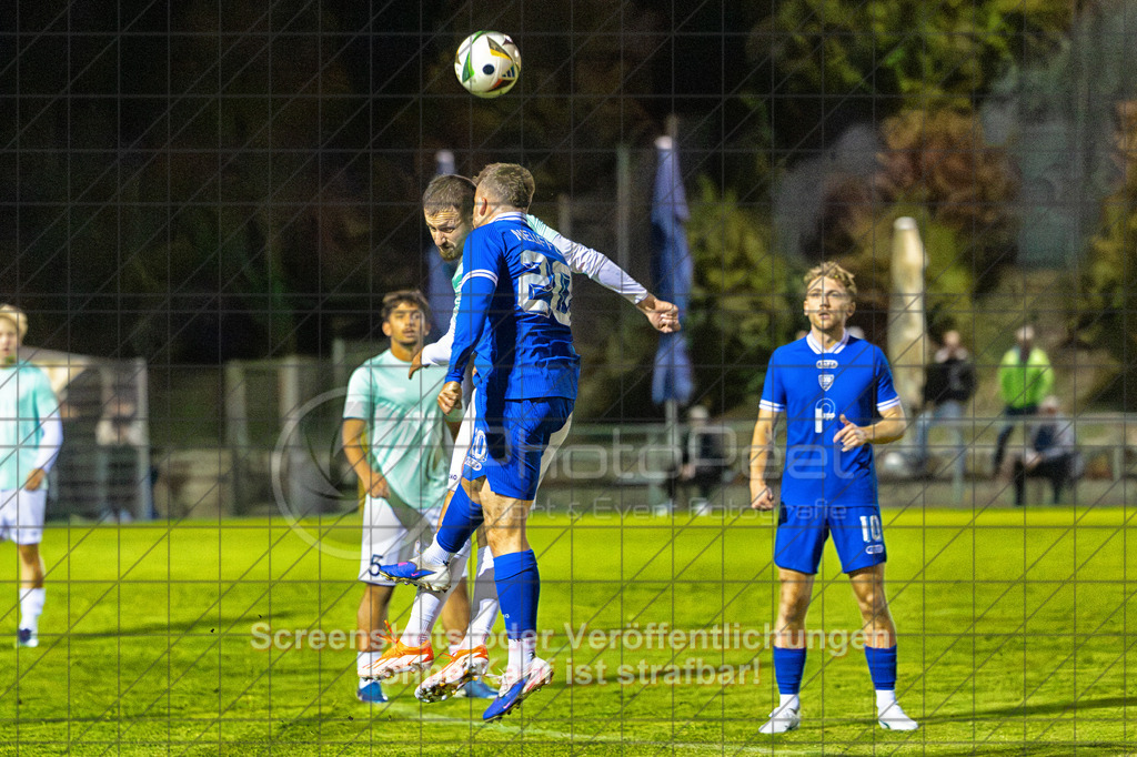 20261015_194611_0021-Bearbeitet_(c)_by_PhotoPeet | #,TSG Salach (türkis) vs. VfB Neuffen (blau), Fußball, Bezirksliga - Bezirk Neckar/Fils, 08. Spieltag, Saison 2026/2027, Rasensportplatz, Staufenecker Straße, 73084 Salach, 15.10.2026 - 19:30 Uhr,Foto: PhotoPeet / Sport- &amp; Eventfotografie / Peter Harich